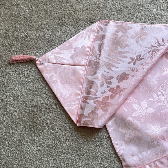 Vintage Light Pink Damask Floral Table Runner - Picture 2 of 8